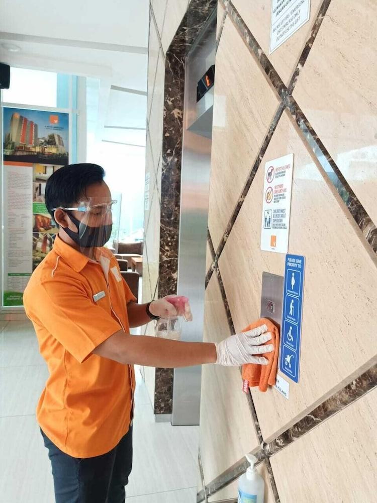 V Hotel Tebet Jacarta Exterior foto