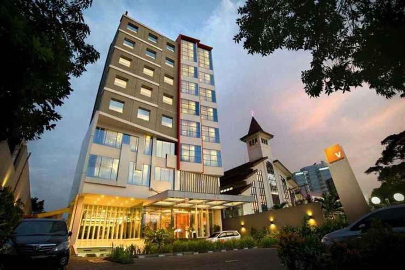 V Hotel Tebet Jacarta Exterior foto