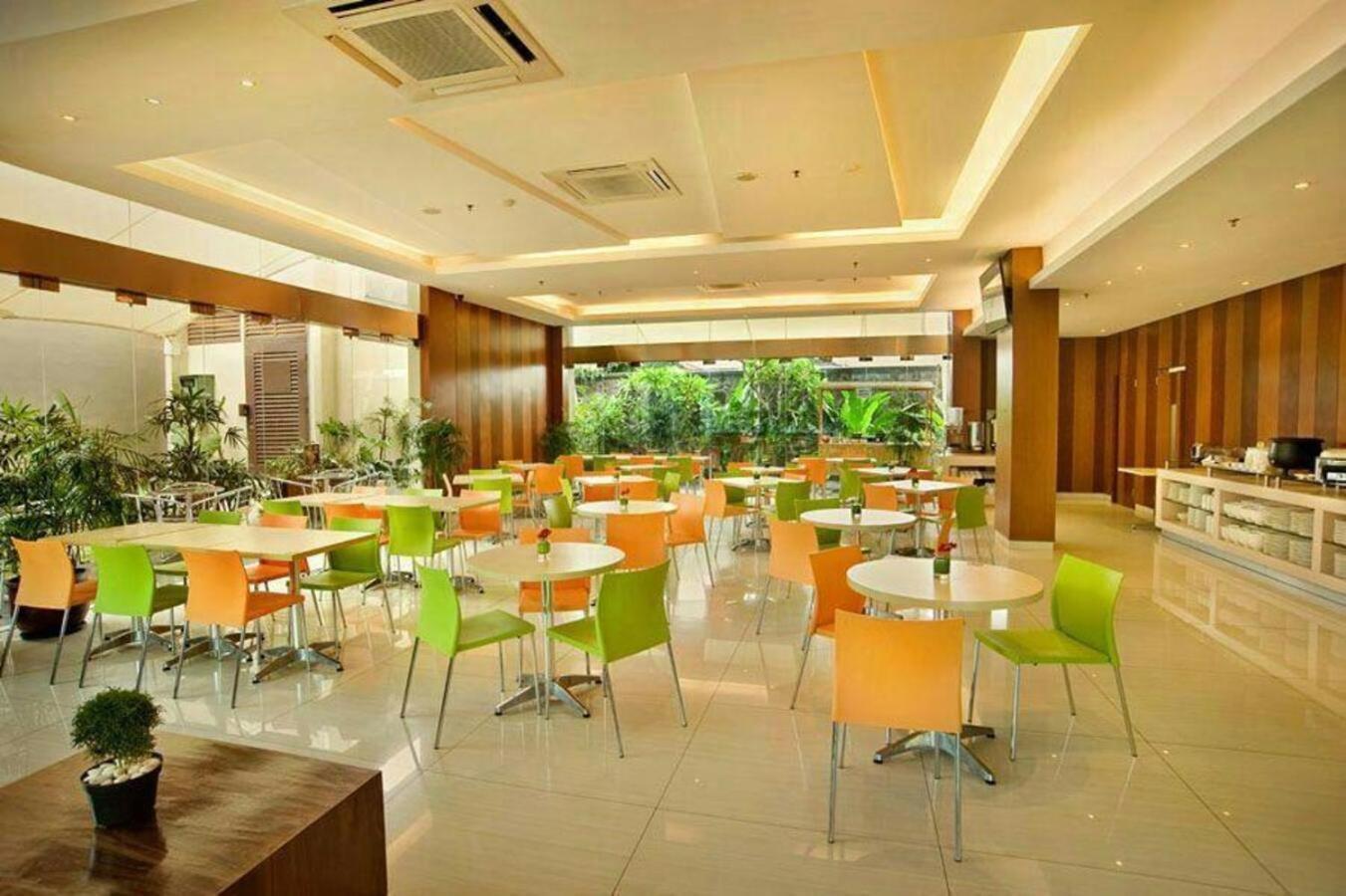 V Hotel Tebet Jacarta Exterior foto