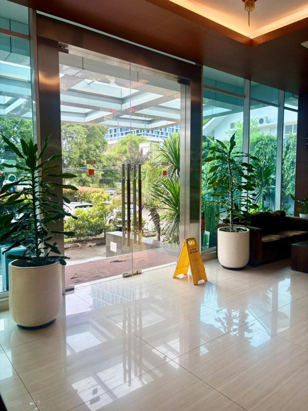 V Hotel Tebet Jacarta Exterior foto
