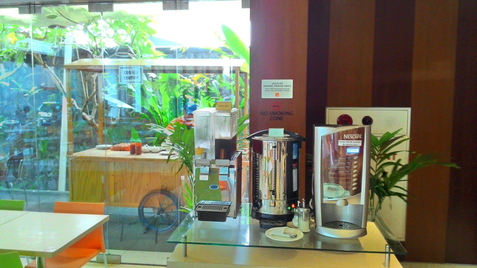 V Hotel Tebet Jacarta Exterior foto