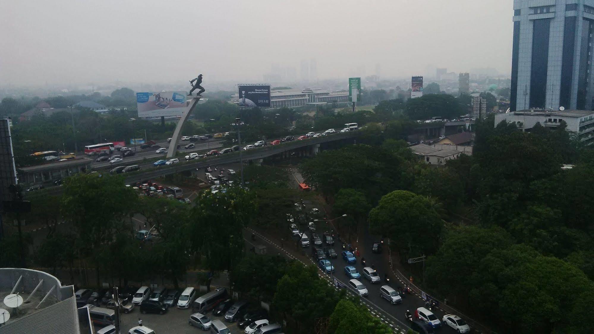 V Hotel Tebet Jacarta Exterior foto